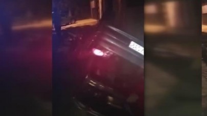 Küçükçekmecede trafik ışığına çarpan araç takla attı: 2 yaralı