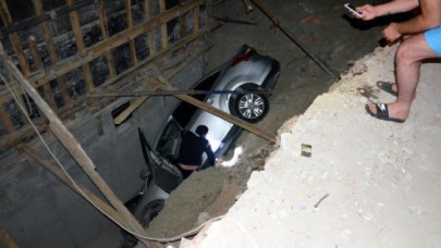 AVCILARDA OTOMOBİL, 6 METRELİK İNŞAAT ÇUKURUNA UÇTU