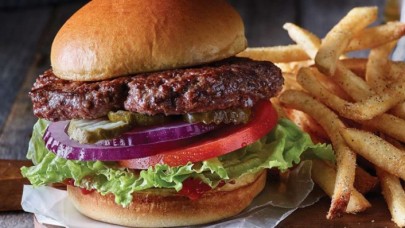 Yediği hamburgerin içinden insan parmağı çıktı!