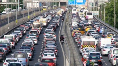 İstanbulda sabah saatlerinde trafik yoğunluğu yaşanıyor