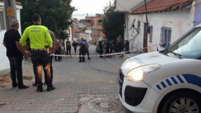 Annesini başına keserle vurarak öldürdü