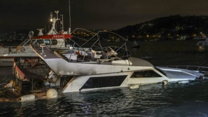 İstanbul’da içinde yangın çıkan tekne söndürme çalışmaları sırasında battı