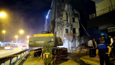 AVCILARDA GECE YARISINA SARKAN YIKIM TRAFİĞİ KİLİTLEDİ