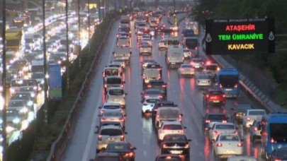 Yağmur yağdı, İstanbul trafiği kilitlendi