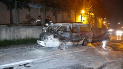 Çalıntı minibüs kül oldu