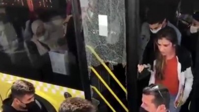 Avcılarda otobüs kapısına çantası sıkışan genç sinirlenip camı kırdı
