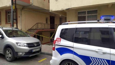 Küçükçekmecede yeni nişanlanan genç merdivenlerde ölü bulundu