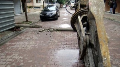 AVCILARDA İHMAL İDDİASI: İŞ MAKİNESİNİN DEVİRDİĞİ BETON DİREK CAN ALDI