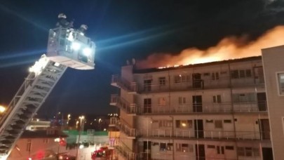 Kumburgazda yazlık sitedeki binanın çatısı alev alev yandı