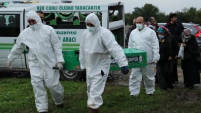 Hastanede çalışan iki kardeş 15 dakika arayla koronavirüsten hayatını kaybetti