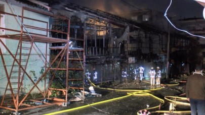 Küçükçekmecede bin metrekarelik lokalde yangın: Kullanılamaz hale geldi