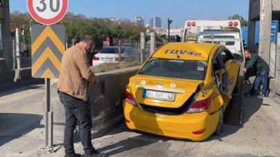 Avcılardaki trafik kazasında iki araç aynı gişede sıkıştı