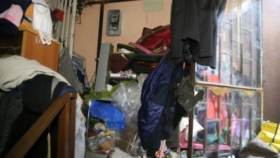 80 yaşındaki kadının evinden 7 kamyon çöp çıktı!