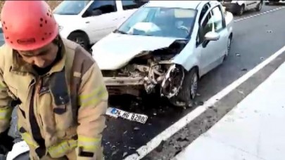 AVCILARda iki otomobil kafa kafaya çarpıştı. Kazada 1 kişi yaralandı