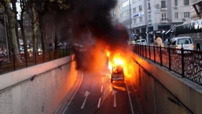 Şişlide içinde öğrencilerin bulunduğu servis alev alev yandı