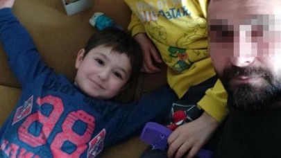 Minibüsü park ederken 4 yaşındaki oğlunu ezdi