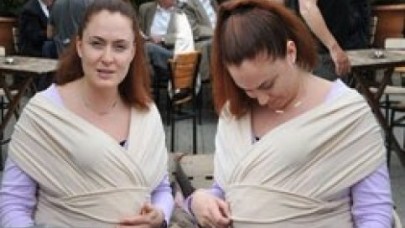 Bebeğini böyle taşıyor