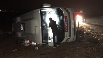 Sağlıkçıları taşıyan midibüs kaza yaptı: Ölü ve yaralılar var