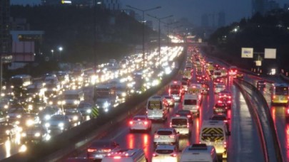 Haftanın ilk iş günü yağmurla buluşunca, İstanbulda trafik durma noktasına geldi