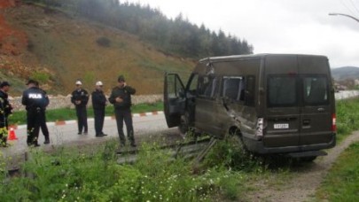 Askeri minibüs bariyerlere çarptı