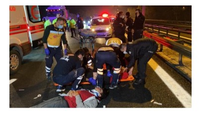 Büyükçekmecede ticari taksi yakıt tankerine çarptı: 2si ağır 10 yaralı