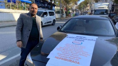 &quot;Alışveriş sitesi mağdur etti&quot; gerekçesiyle afiş bastırıp arabasına astı