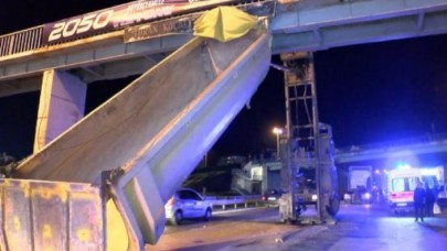 Büyükçekmecede hafriyat kamyonun damperi üst geçide çarptı