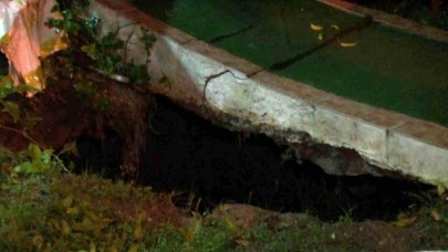 Büyükçekmecede 3 katlı binanın bahçesindeki toprak zemin çöktü