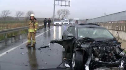 BÜYÜKÇEKMECEDE OTOMOBİL ÇELİK BARİYERE ÇARPTI; SÜRÜCÜSÜ AĞIR YARALANDI