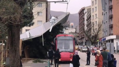 İBB: "33 çatı uçtu, 192 ağaç devrildi"