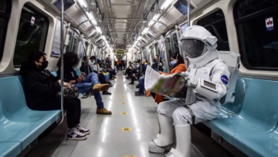 İstanbul metrosunda astronot: Şaşkın bakışlar arasında akbil doldurdu, seyahat etti