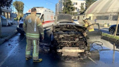 Büyükçekmecede seyir halindeki araç alev topuna döndü