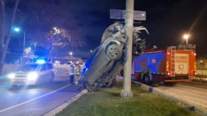 Otomobil yön tabelası direğine asılı kaldı! 1 yaralı