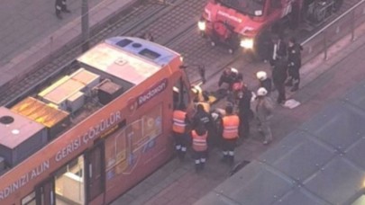 Eminönü’nde bir kişi tramvayın altında kaldı