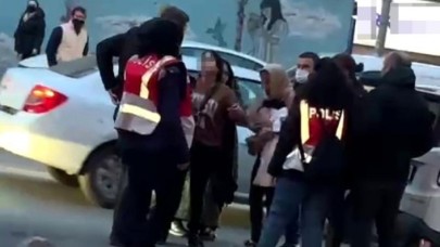 Hırsızlık yaptılar, yakalanınca soyunup cam parçası ile polise saldırdılar