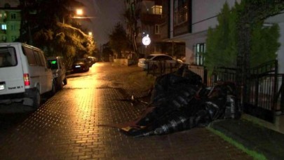 Avcılarda anne ve kızı çatıdan uçan parçalardan son anda kurtuldu