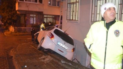 Avcılarda otomobil bahçe duvarıyla bina arasında asılı kaldı