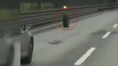 E-5te kamyonetin yedek lastiği yola fırladı...