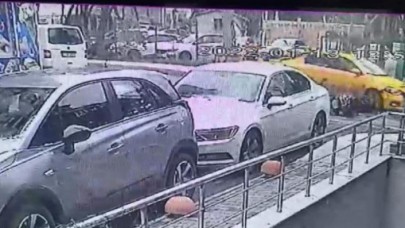 Beylikdüzünde taksinin çarptığı motosikletli yaralandı