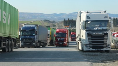 Yol üzerine park eden onlarca tır kaza riski yaratıyor