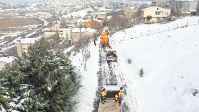 Küçükçekmece Belediyesi ekipleri gün boyunca kar küreme ve tuzlama çalışmalarına devam etti  