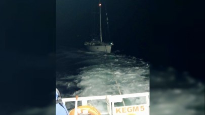Büyükçekmecede sürüklenen yelkenli yat kurtarıldı