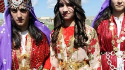 Aşiret kızlarından defile