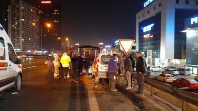 KÜÇÜKÇEKMECEDE ARIZA YAPAN MİNİBÜSE HAFİF TİCARİ ARAÇ ÇARPTI; 2Sİ ÇOCUK, 3 KİŞİ YARALANDI