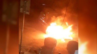 Küçükçekmecede seyir halindeki araç bir anda alev aldı