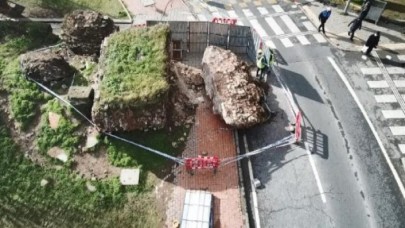 İstanbulda tarihi surun parçası yola devrildi