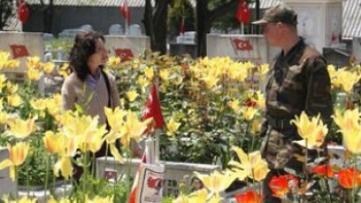 Şehitlikte anneler günü...