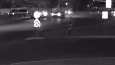 Kırmızı ışıkta yolun karşısına geçmek isteyen kadına otomobil çarptı: Feci kaza kamerada