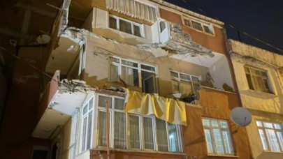 Küçükçekmecede bir binanın iki balkonu çöktü!