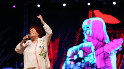 SELDA BAĞCAN 8 MART’I 50. SANAT YILINDA KÜÇÜKÇEKMECE’DE KADINLARLA KUTLADI